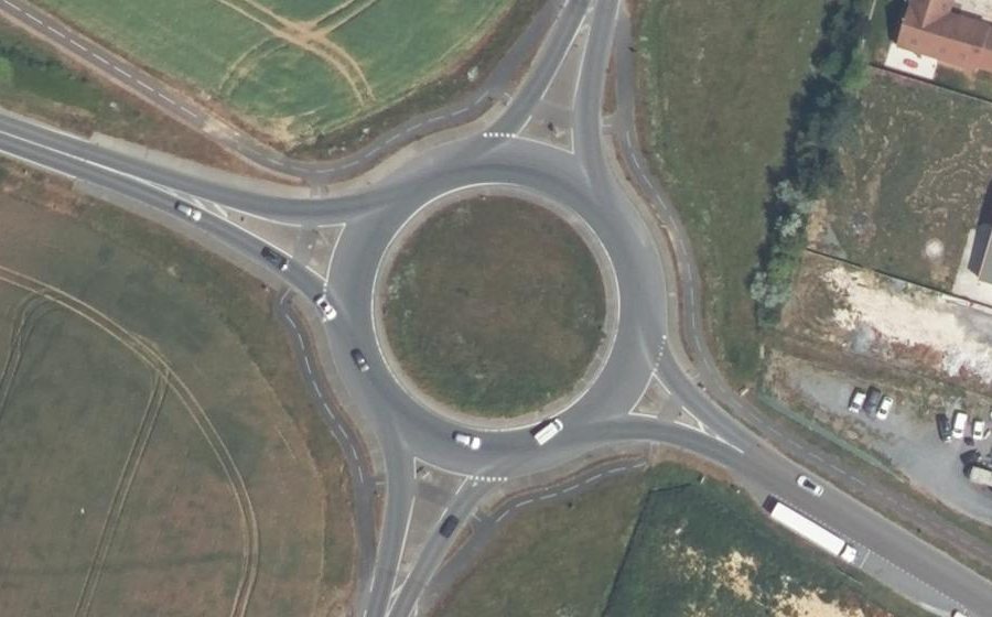 Vue aérienne du Rond-point anonyme n°189233494