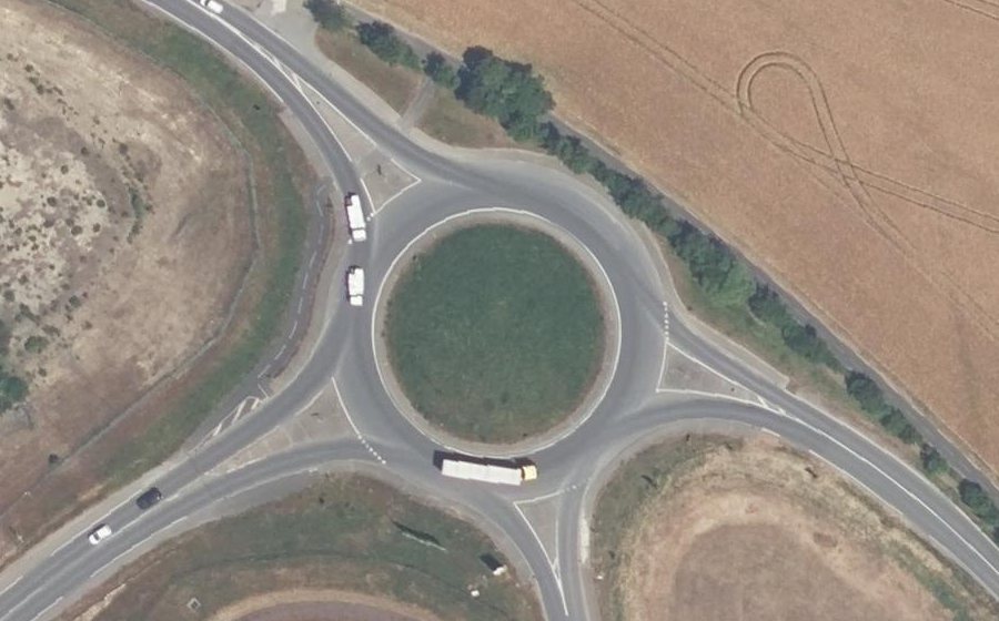 Vue aérienne du Rond-point anonyme n°189233495
