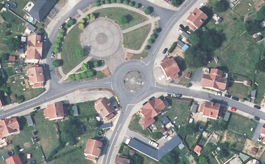 Vue aérienne du Rond-point anonyme n°189268455