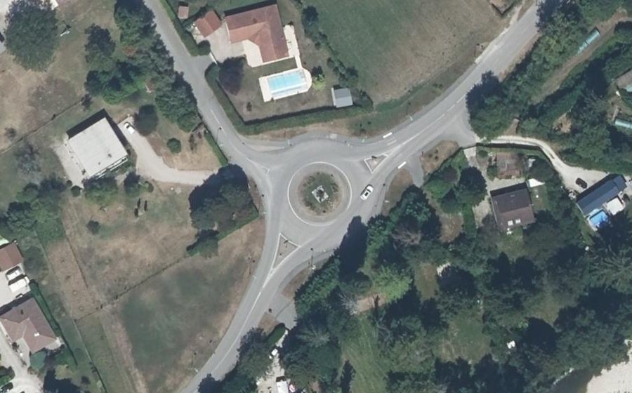 Vue aérienne du Rond-point anonyme n°189276478