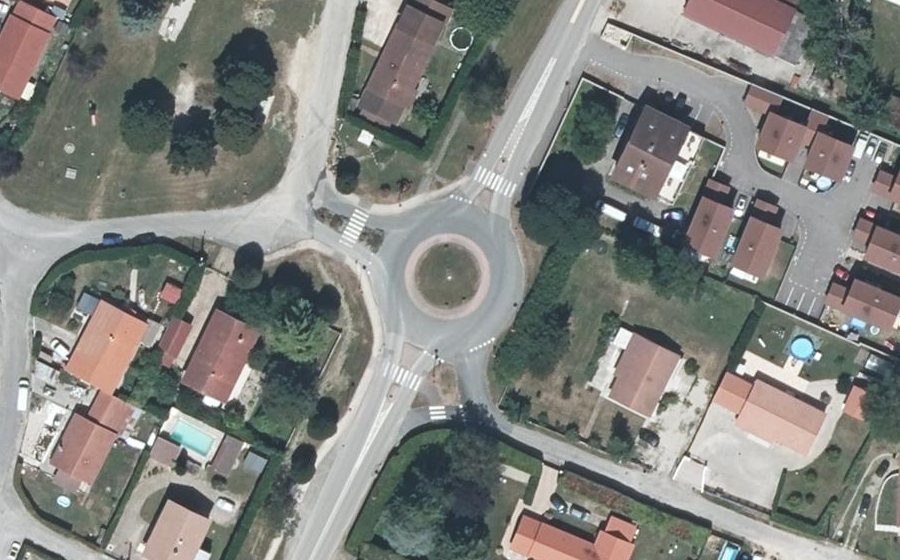 Vue aérienne du Rond-point anonyme n°189288127