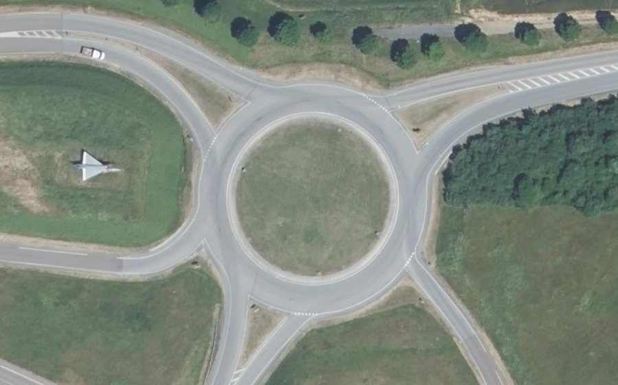Vue aérienne du Rond-point anonyme n°189303352