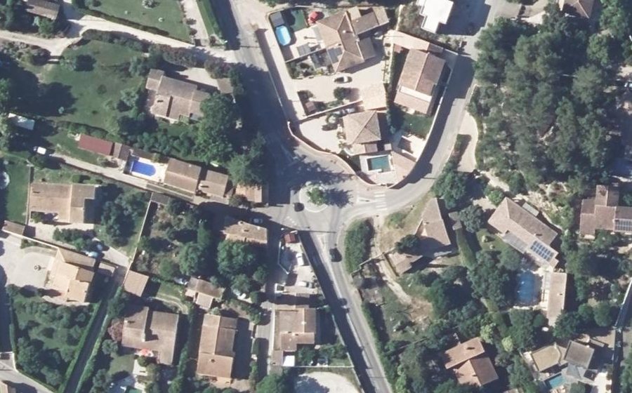 Vue aérienne du Rond-point anonyme n°189323813