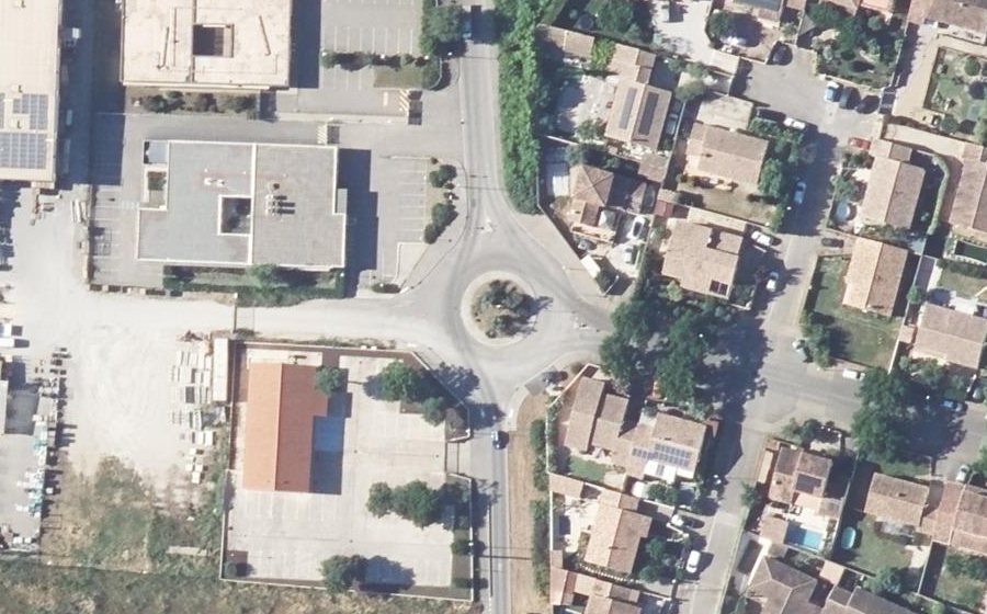 Vue aérienne du Rond-point anonyme n°189383514