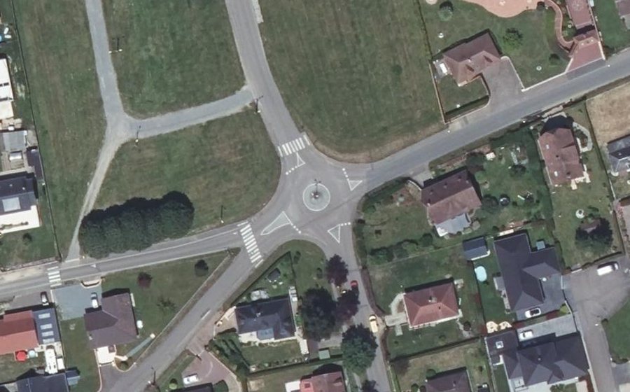 Vue aérienne du Rond-point anonyme n°189386420