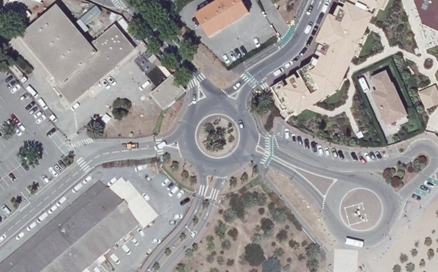 Vue aérienne du Rond-point anonyme n°189407434