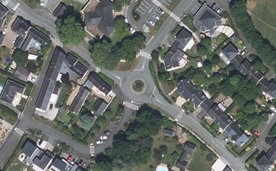 Vue aérienne du Rond-point anonyme n°189424258