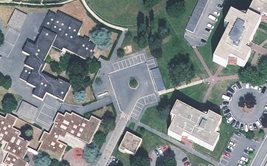 Vue aérienne du Rond-point anonyme n°189427964