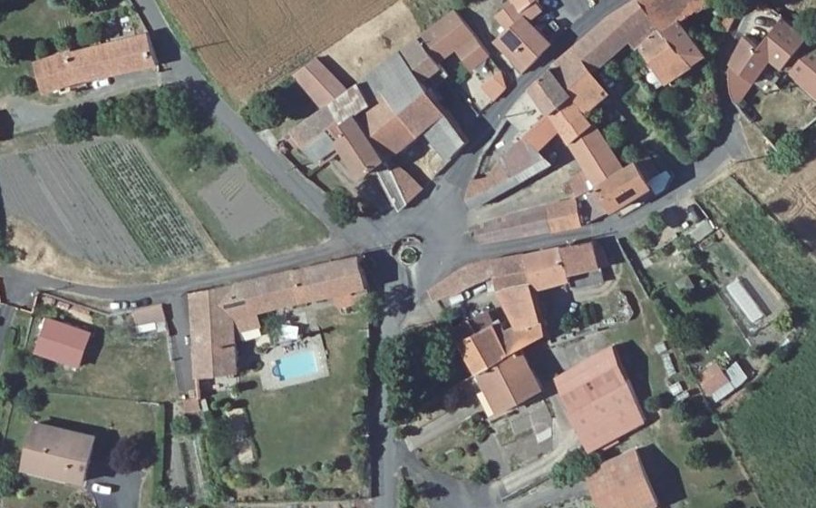 Vue aérienne du Rond-point anonyme n°189443334