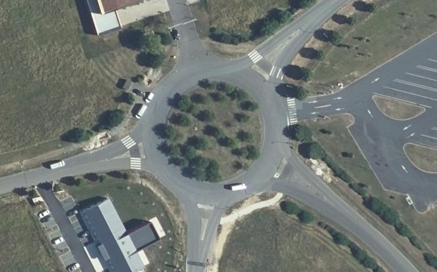 Vue aérienne du Rond-point anonyme n°189485596