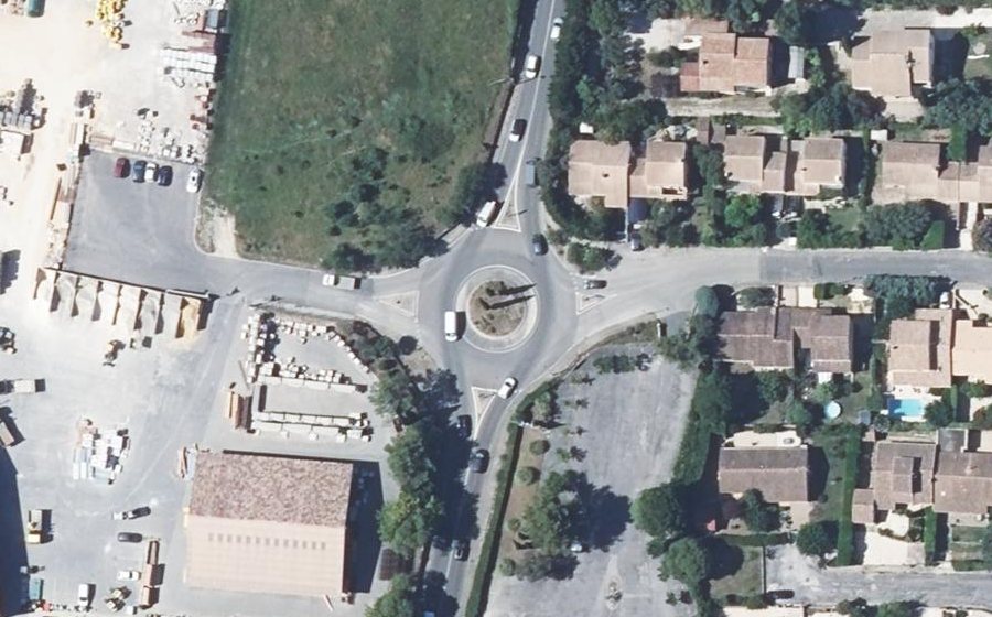 Vue aérienne du Rond-point anonyme n°189493606