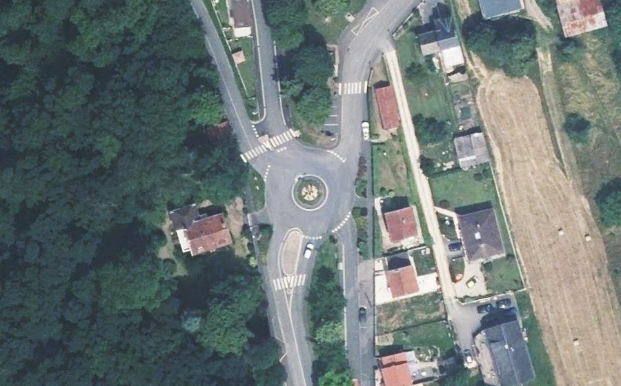 Vue aérienne du Rond-point anonyme n°189500652