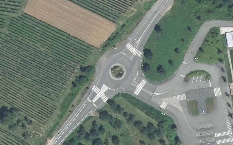 Vue aérienne du Rond-point anonyme n°189529051