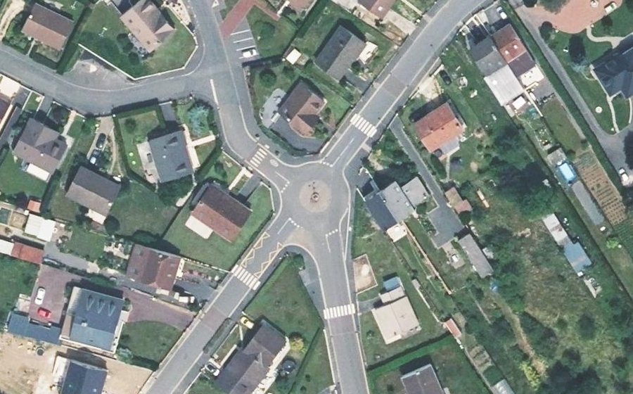 Vue aérienne du Rond-point anonyme n°189590138