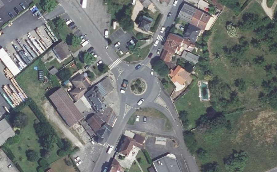 Vue aérienne du Rond-point anonyme n°189590358