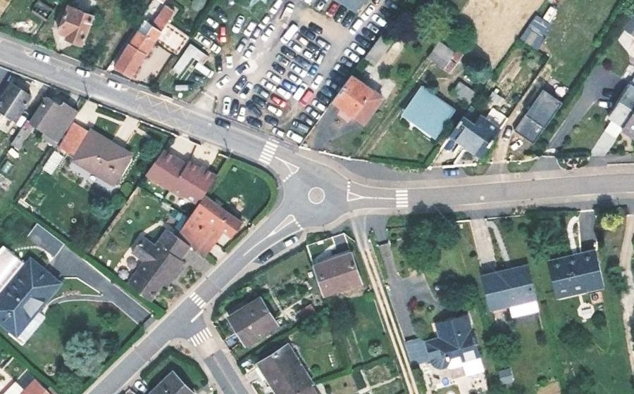 Vue aérienne du Rond-point anonyme n°189594386