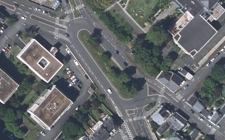 Vue aérienne du Rond-point anonyme n°189645542