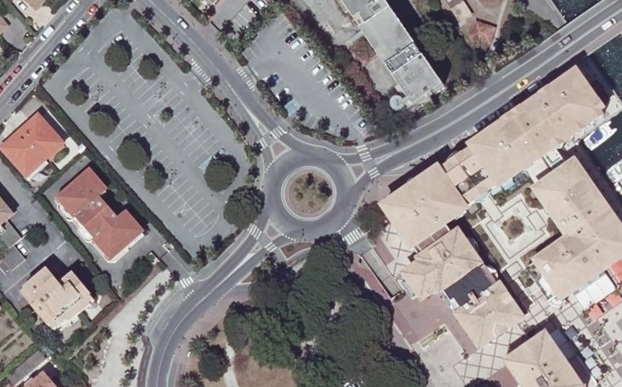 Vue aérienne du Rond-point anonyme n°189654673