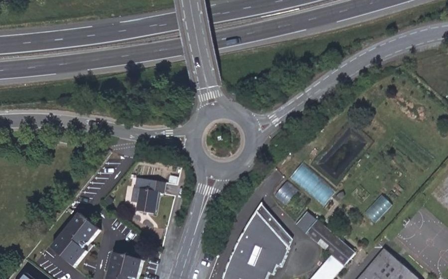 Vue aérienne du Rond-point anonyme n°189668681