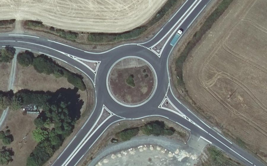 Vue aérienne du Rond-point anonyme n°189679495