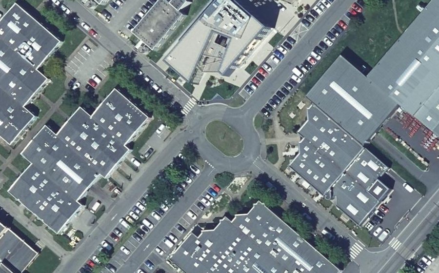 Vue aérienne du Rond-point anonyme n°189730454