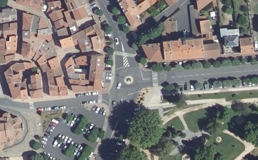 Vue aérienne du Rond-point anonyme n°189744160