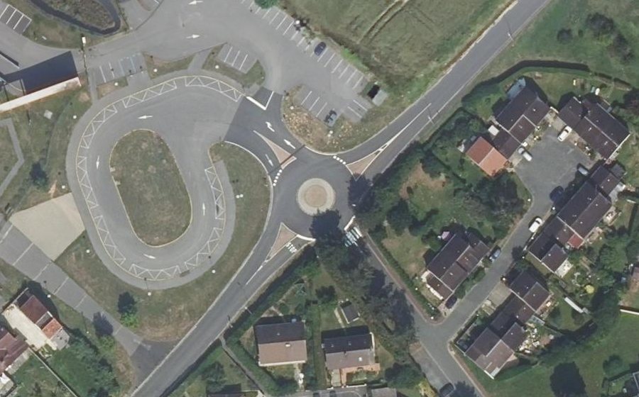 Vue aérienne du Rond-point anonyme n°189801452