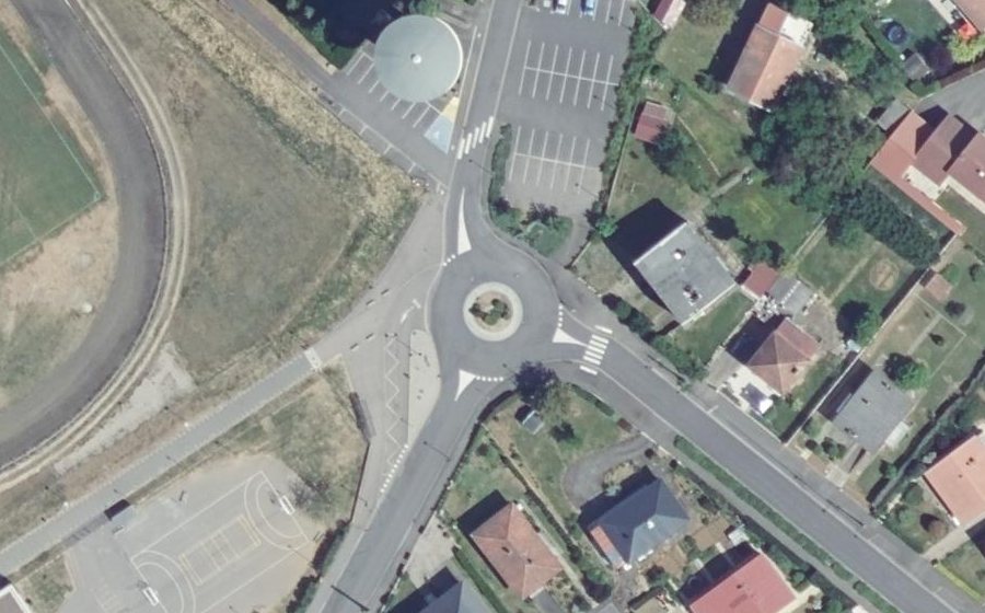 Vue aérienne du Rond-point anonyme n°189960760
