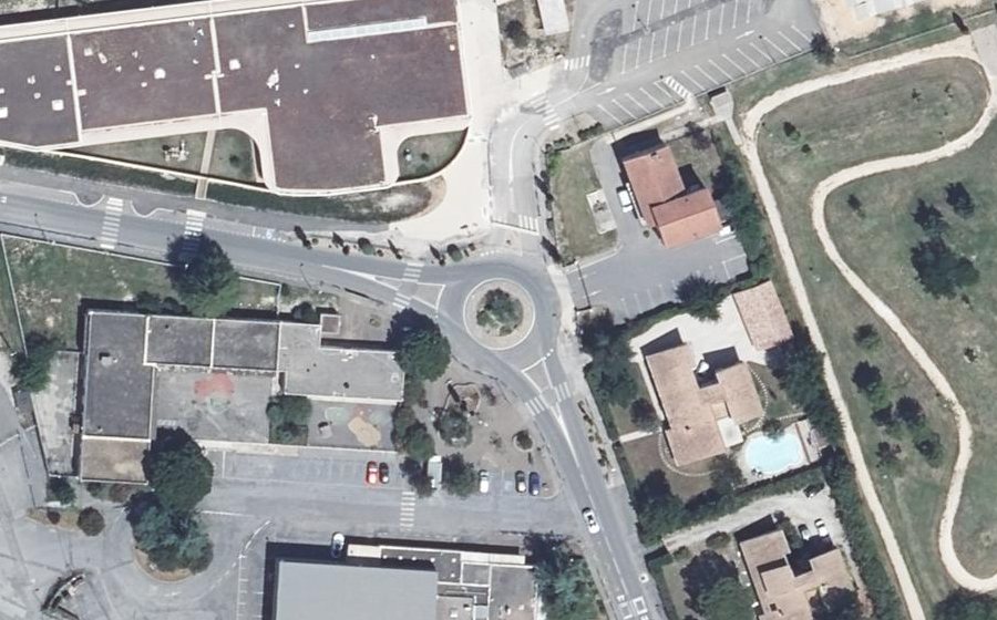 Vue aérienne du Rond-point anonyme n°189992760