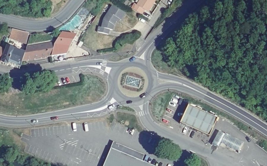 Vue aérienne du Rond-point anonyme n°190097606