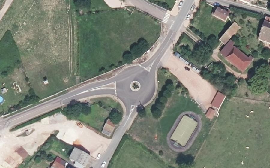 Vue aérienne du Rond-point anonyme n°190259131