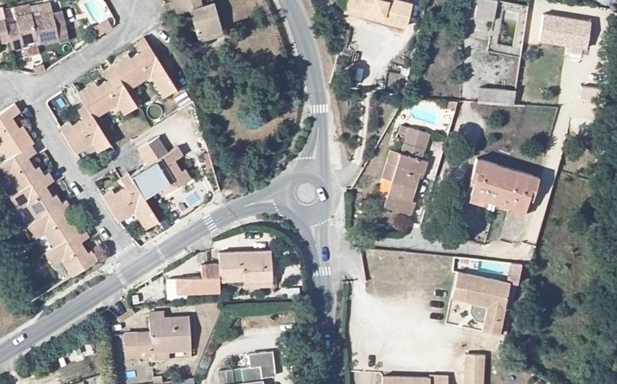 Vue aérienne du Rond-point anonyme n°190288099