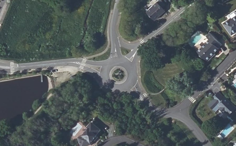 Vue aérienne du Rond-point anonyme n°190292633
