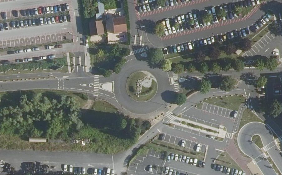 Vue aérienne du Rond-point anonyme n°190293133
