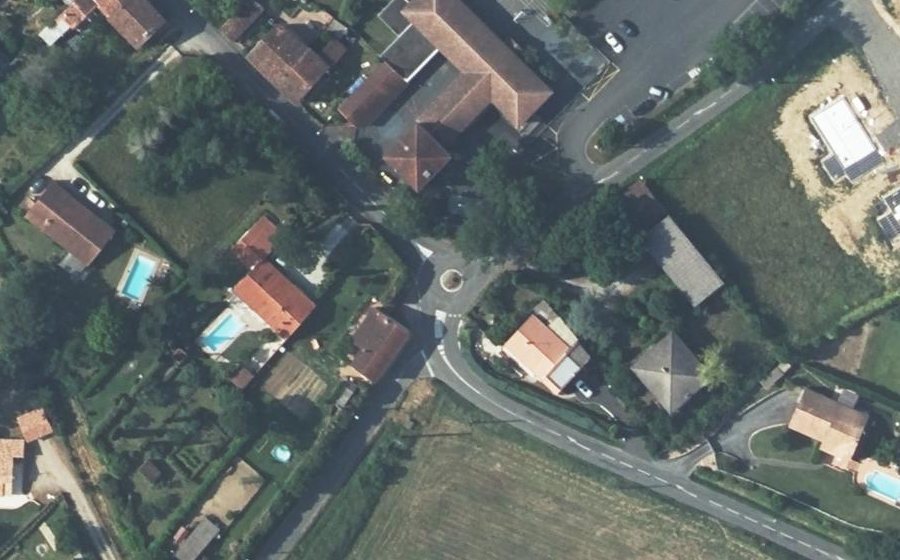 Vue aérienne du Rond-point anonyme n°190358905