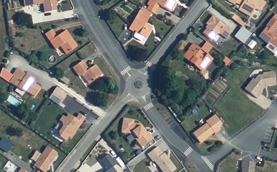 Vue aérienne du Rond-point anonyme n°190442541