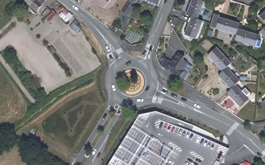 Vue aérienne du Rond-point anonyme n°190482681