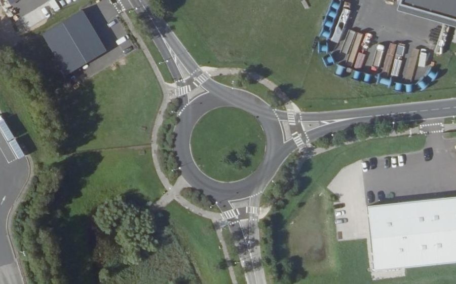 Vue aérienne du Rond-point anonyme n°190498034