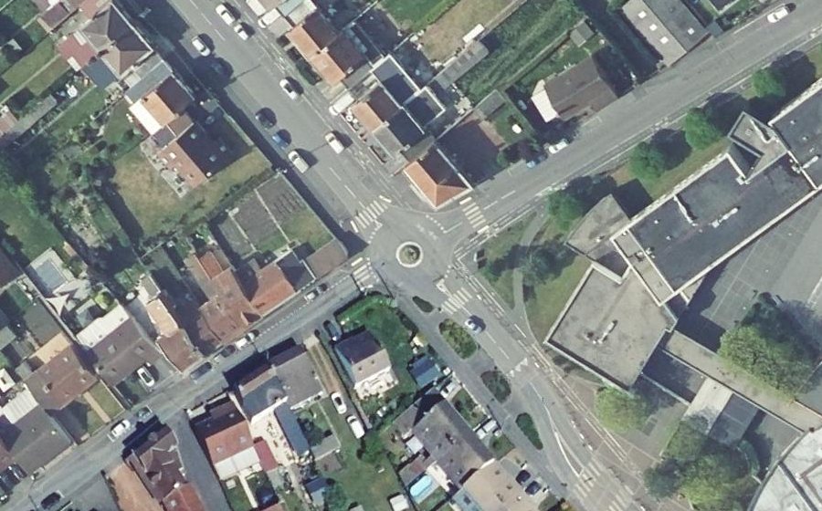 Vue aérienne du Rond-point anonyme n°190552054