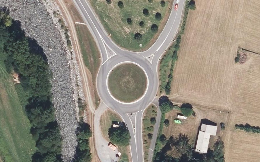 Vue aérienne du Rond-point anonyme n°190588680