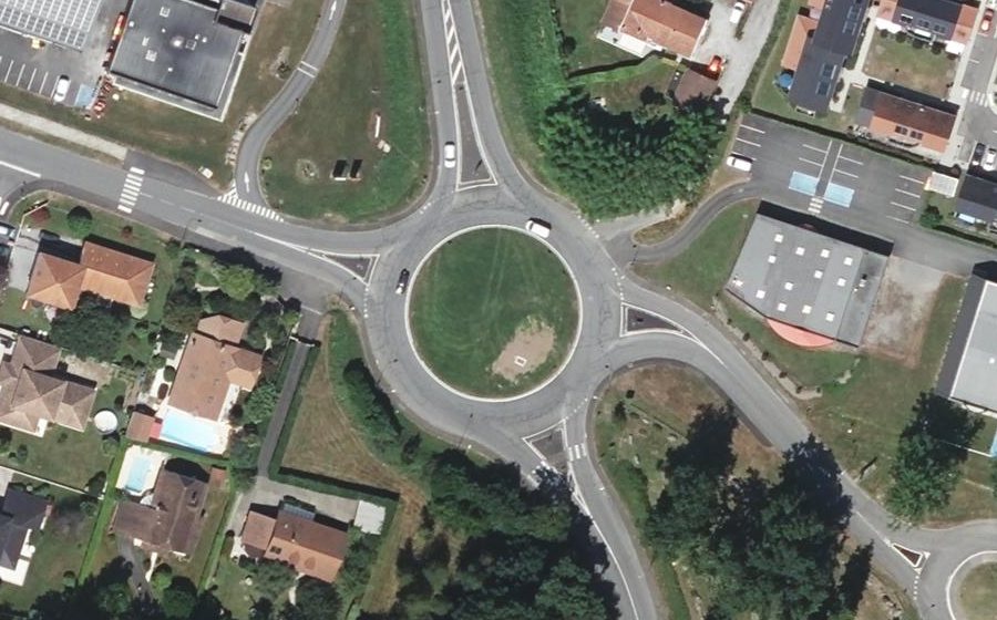 Vue aérienne du Rond-point anonyme n°190588728