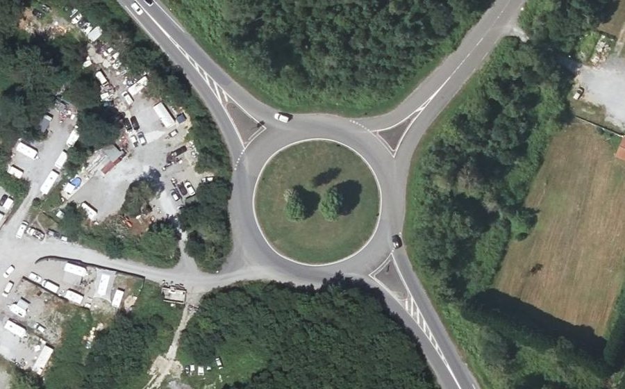 Vue aérienne du Rond-point anonyme n°190588729