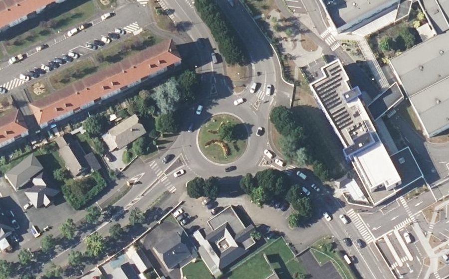 Vue aérienne du Rond-point anonyme n°190588738