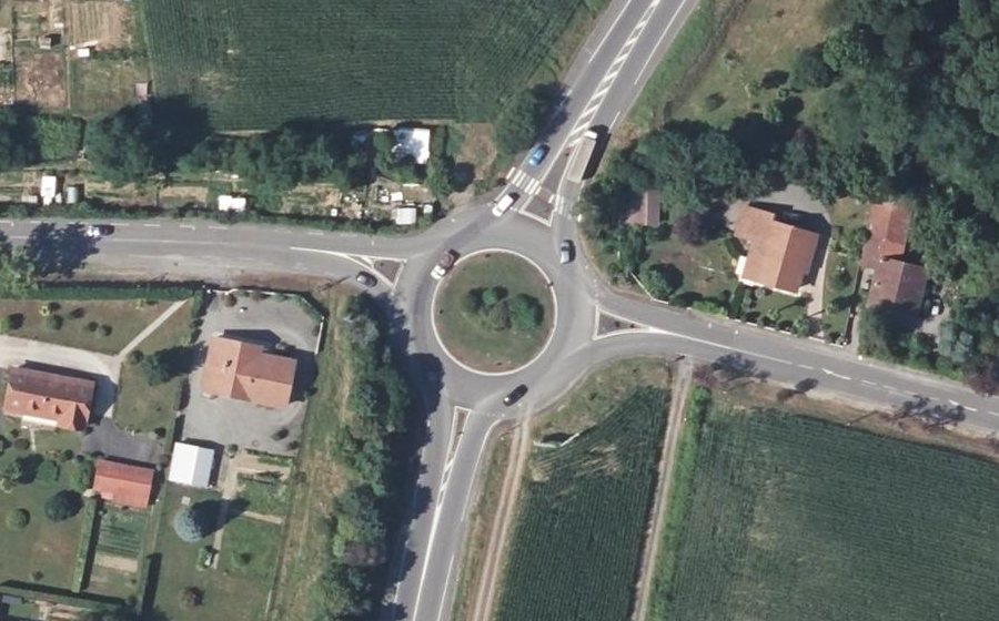Vue aérienne du Rond-point anonyme n°190588742