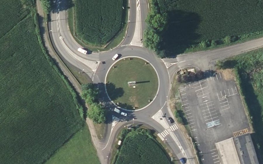 Vue aérienne du Rond-point anonyme n°190588743