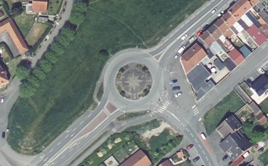 Vue aérienne du Rond-point anonyme n°190635326