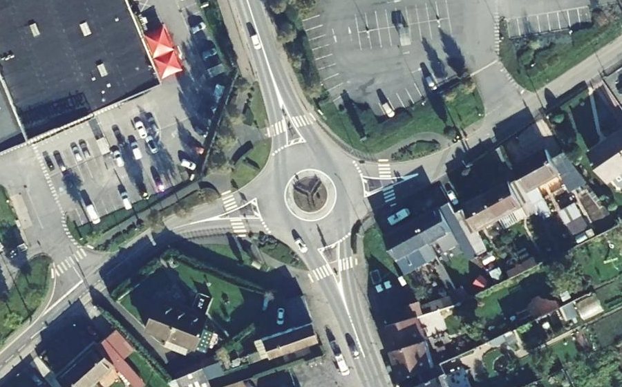 Vue aérienne du Rond-point anonyme n°190638721