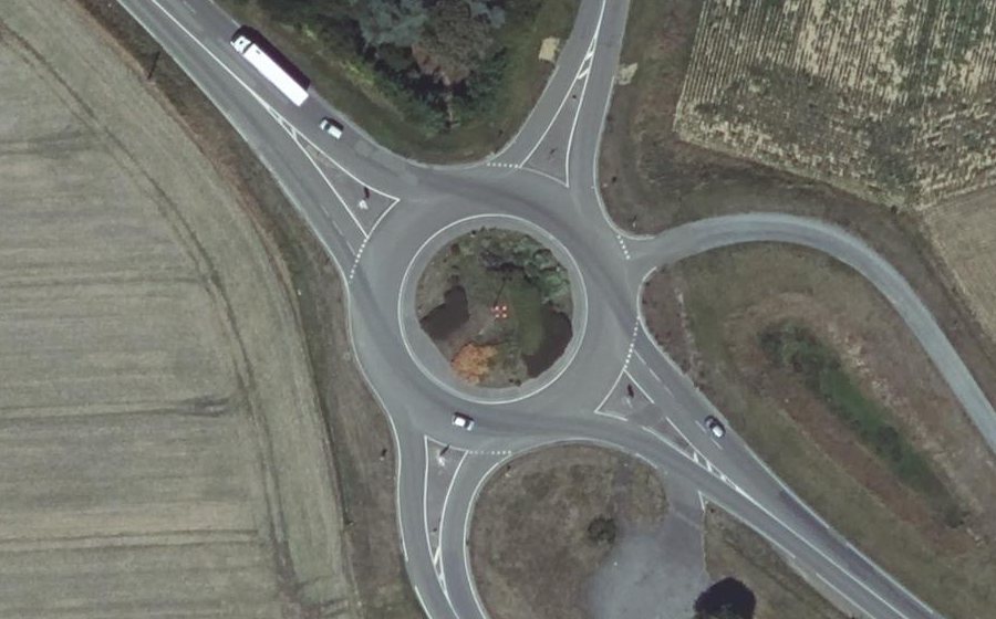 Vue aérienne du Rond-point anonyme n°190638722