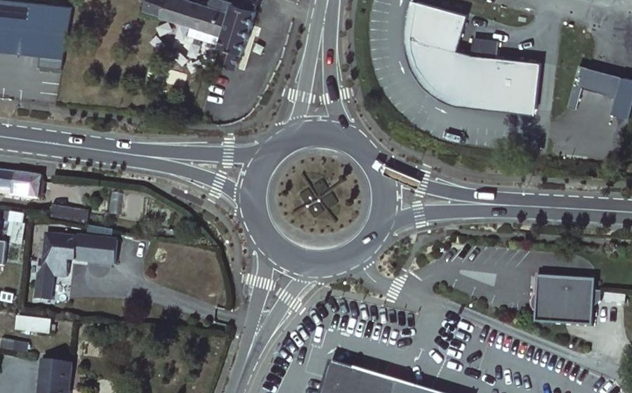 Vue aérienne du Rond-point anonyme n°190638723