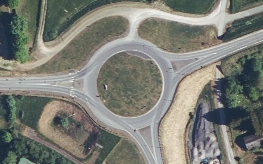 Vue aérienne du Rond-point anonyme n°190639448